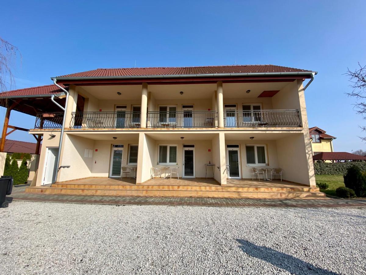 Apartmanovy Dom Flora Veľký Meder Bagian luar foto